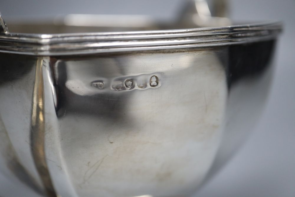 A George IV silver two handled octagonal bowl, marks rubbed, London, 1826?, 14.2cm, 11oz.